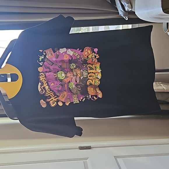 C SPORT X RARE 2012 ANGRY BIRDS HALLOWEEN X HERSHEYS X M&M KITKAT ETC T-SHIRT M - Picture 1 of 3